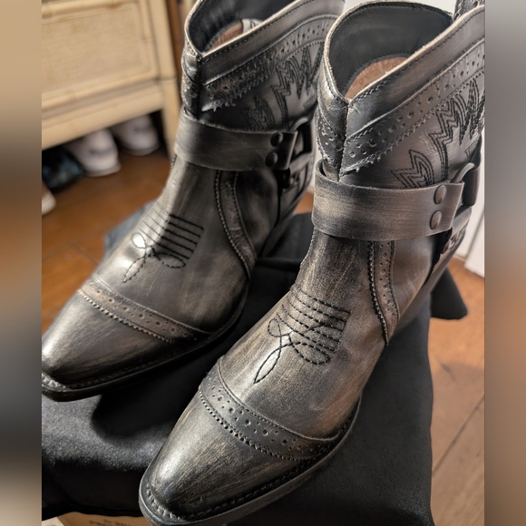 dingo Shoes - Dingo Distressed Black Western Boots Size 7